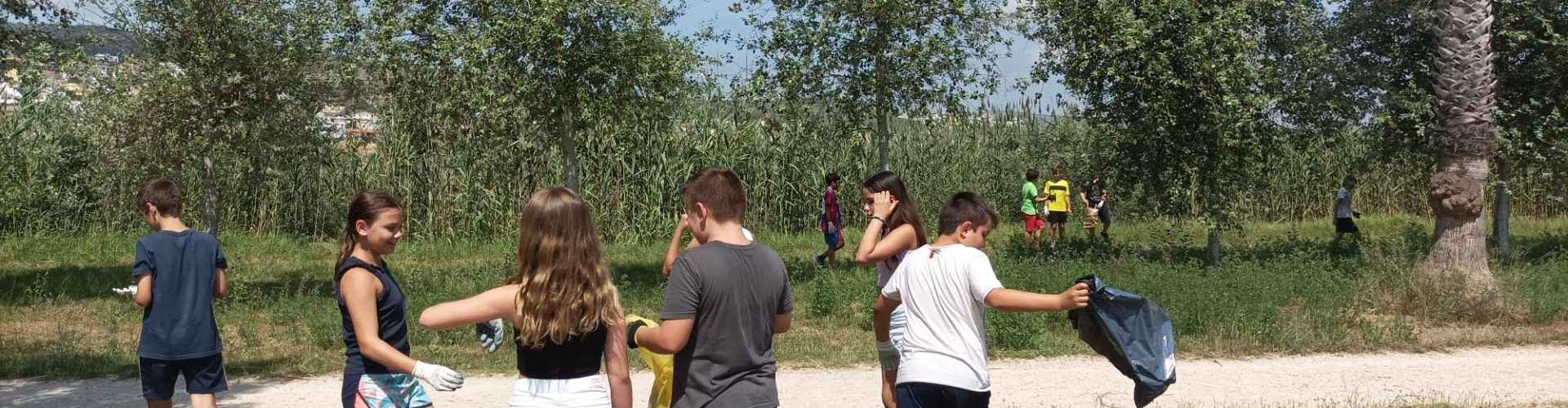 El alumnado de Peñíscola se involucra con la limpieza y conservación del marjal