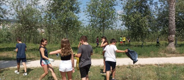 El alumnado de Peñíscola se involucra con la limpieza y conservación del marjal