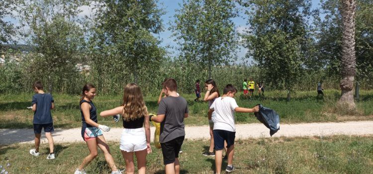 El alumnado de Peñíscola se involucra con la limpieza y conservación del marjal