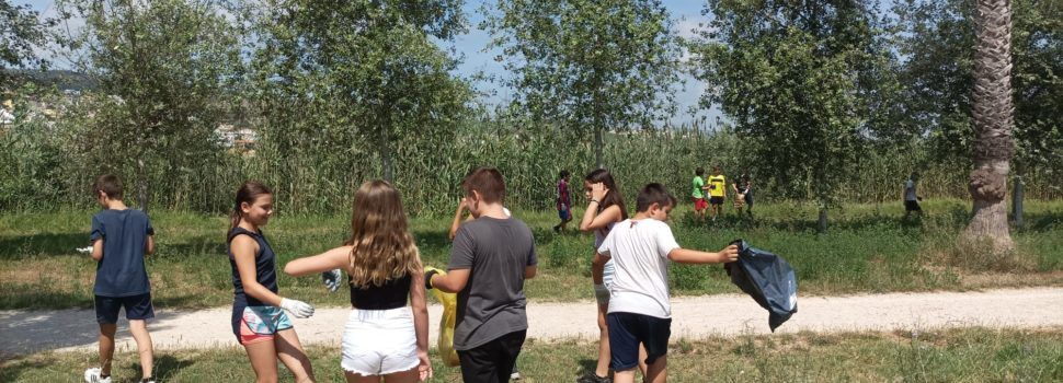 El alumnado de Peñíscola se involucra con la limpieza y conservación del marjal