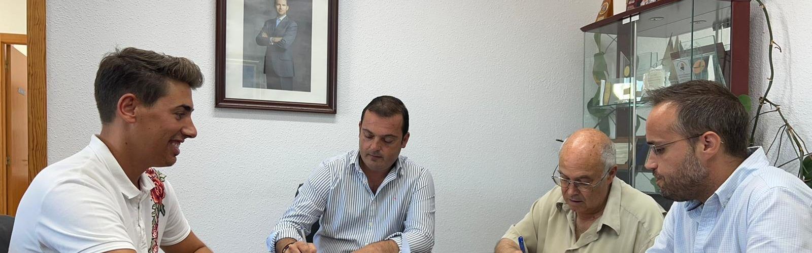 El Ayuntamiento de Peñíscola convenia con el párroco de la localidad el mantenimiento de las campanas de la Ermitana y la Parroquia de Santa María