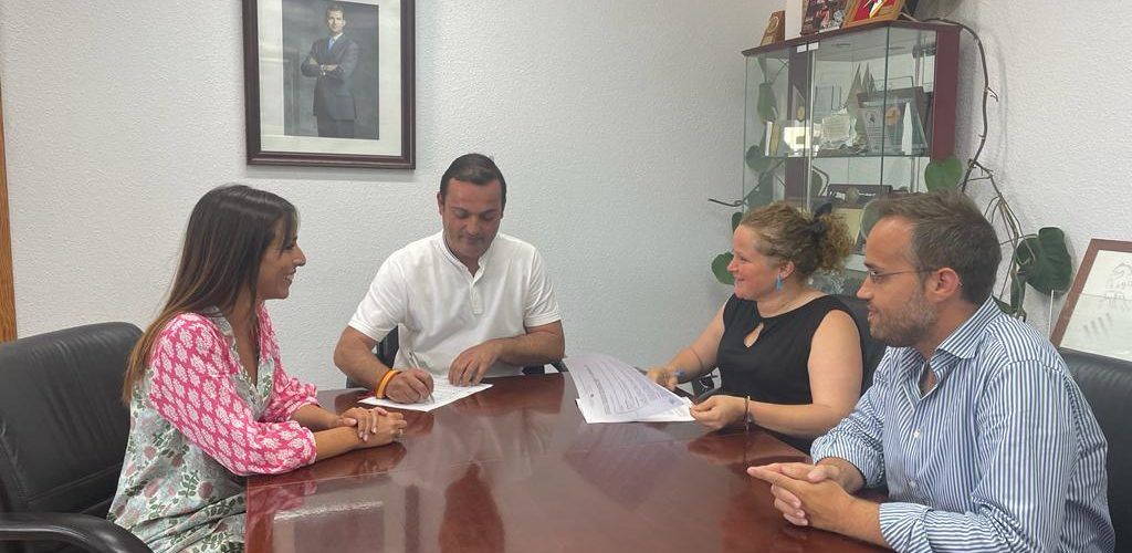L’Ajuntament de Peníscola subscriu un conveni amb la Associació de Comerciants per a la promoció i dinamització del comerç