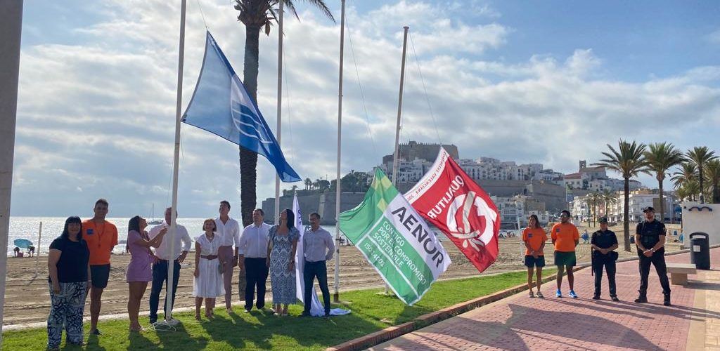 Peníscola llueix les banderes de qualitat a la platja