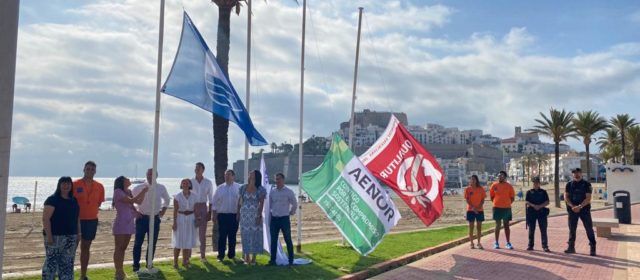 Peníscola llueix les banderes de qualitat a la platja