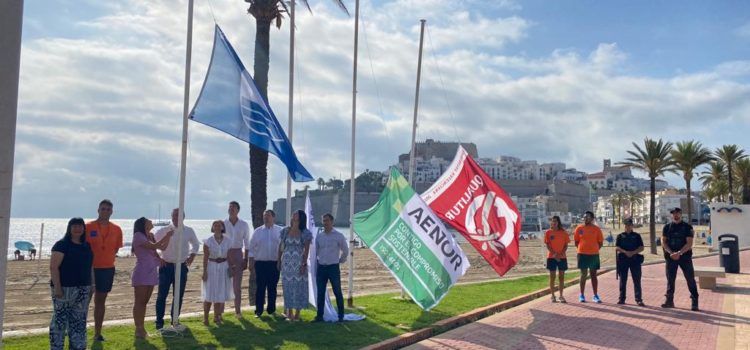 Peníscola llueix les banderes de qualitat a la platja