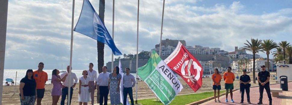 Peníscola llueix les banderes de qualitat a la platja
