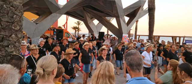 Exhibició de ball country al passeig de Vinaròs