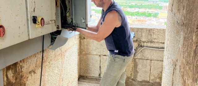 El campanar d’Alcalà ja funciona amb un nou mecanisme adaptat a les últimes tecnologies