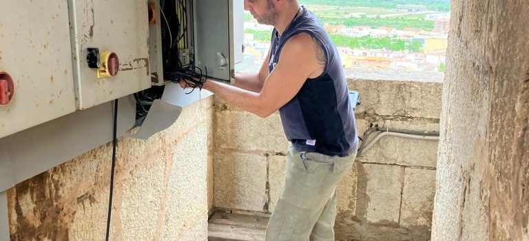 El campanar d’Alcalà ja funciona amb un nou mecanisme adaptat a les últimes tecnologies