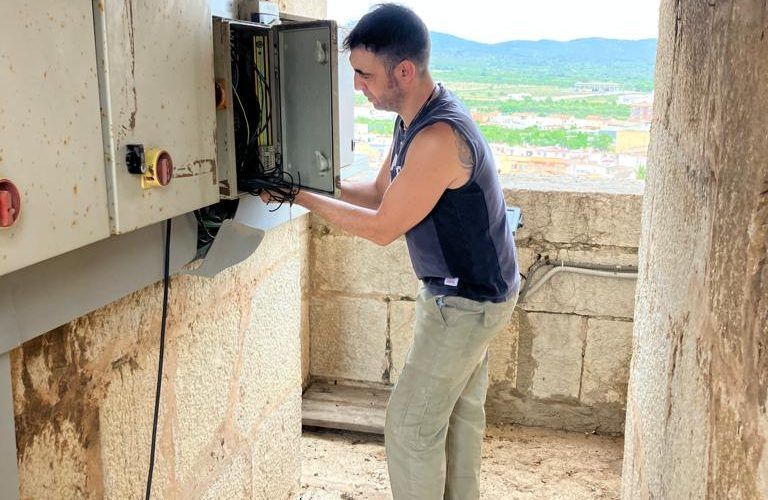 El campanar d’Alcalà ja funciona amb un nou mecanisme adaptat a les últimes tecnologies