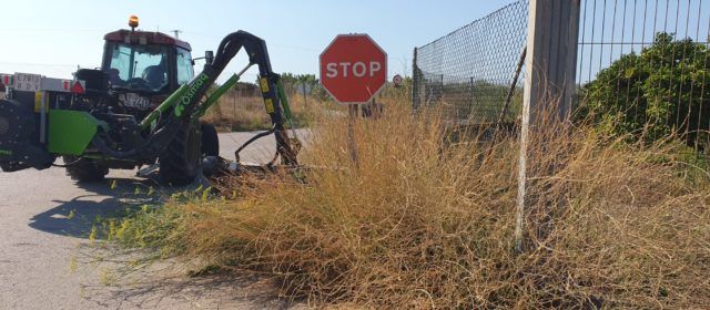 L’Ajuntament desbrossa les restes vegetals dels camins rurals