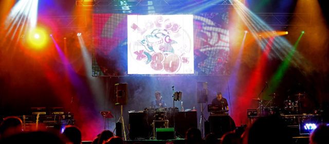 L’espectacle Locos x los 80 va fer vibrar Alcossebre