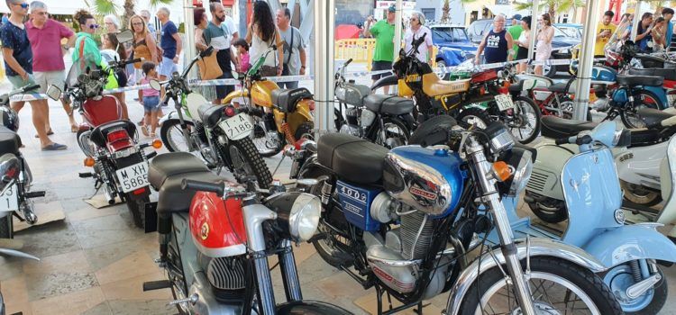 Segon dia també amb molt d’èxit de l’exposició de cotxes i motos clàssics