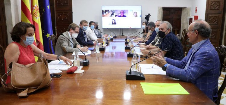Ximo Puig descarta la aplicación de nuevas medidas restrictivas y recuerda la conveniencia de mantener la distancia de seguridad