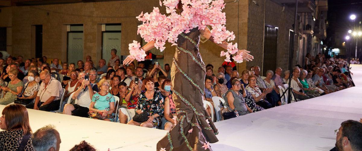 Fins a 36 vestits de paper llueixen a la plaça de l’Ajuntament d’Amposta