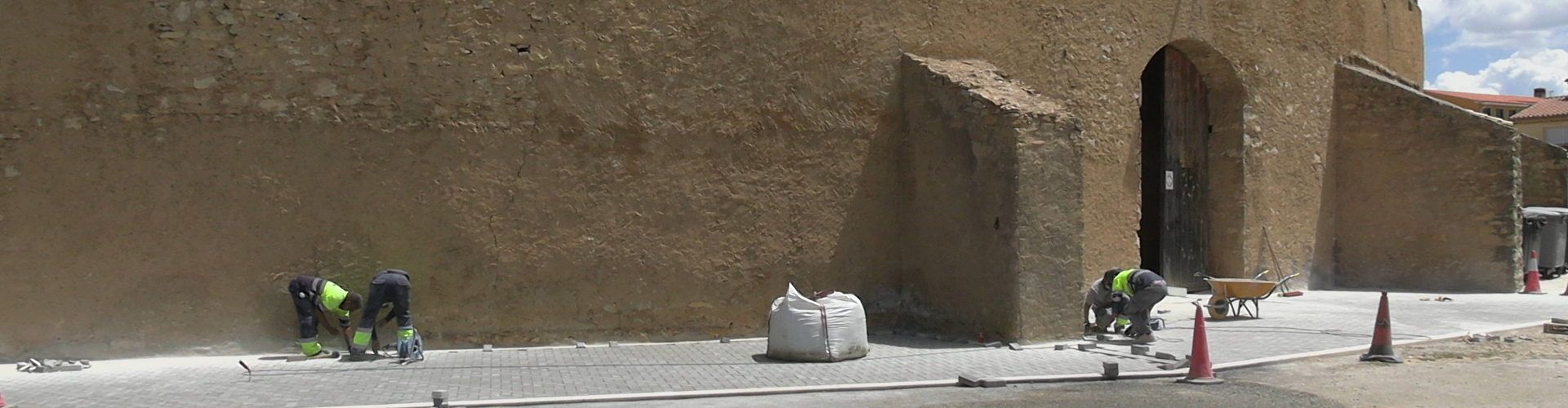 En marxa a Vilafranca els treballs d’empedrat dels voltants de la plaça de bous