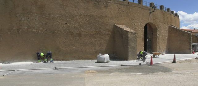 En marxa a Vilafranca els treballs d’empedrat dels voltants de la plaça de bous