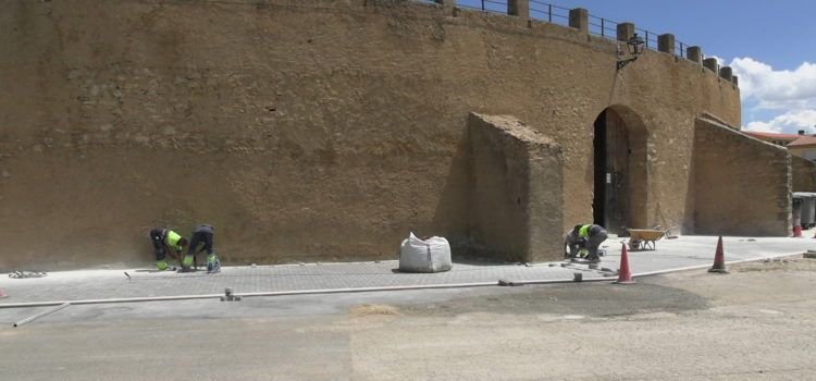 En marxa a Vilafranca els treballs d’empedrat dels voltants de la plaça de bous