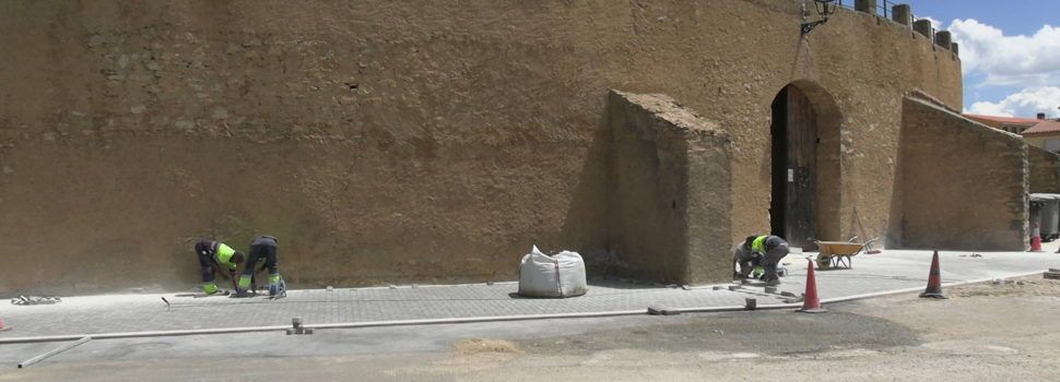 En marxa a Vilafranca els treballs d’empedrat dels voltants de la plaça de bous