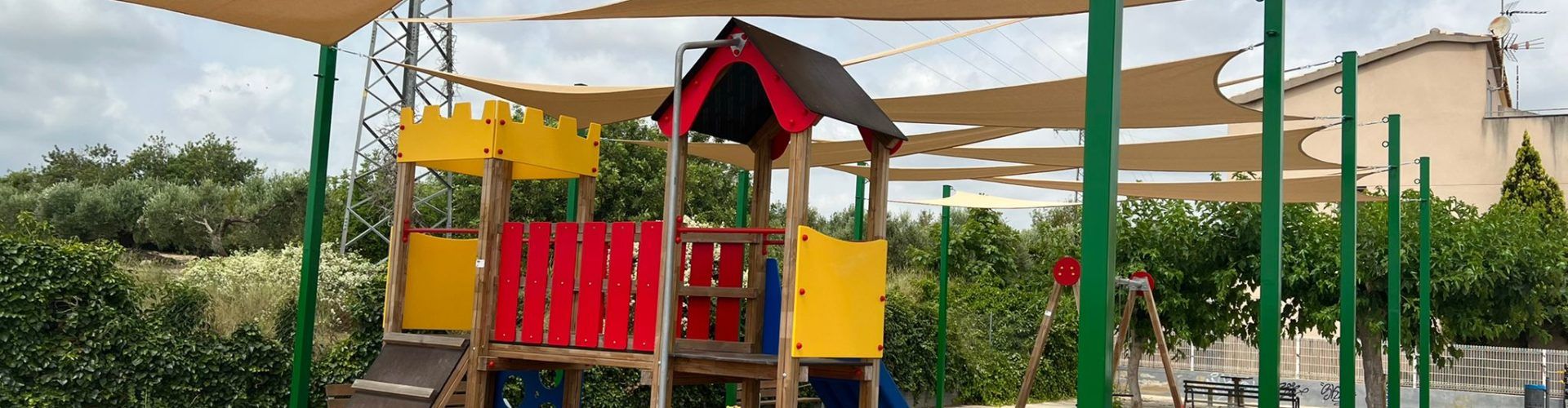 L’Ajuntament crea espai amb ombra als parcs infantils