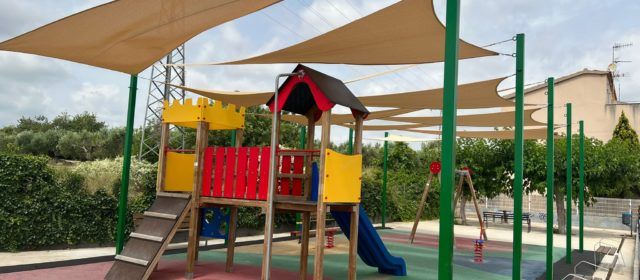 L’Ajuntament crea espai amb ombra als parcs infantils