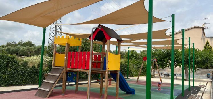 L’Ajuntament crea espai amb ombra als parcs infantils