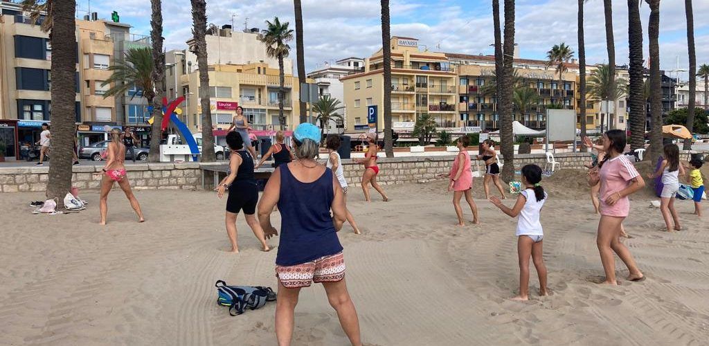 La platja de Peníscola s’ompli d’activitat en l’arrencada del mes de juliol