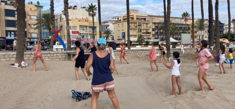 La platja de Peníscola s’ompli d’activitat en l’arrencada del mes de juliol