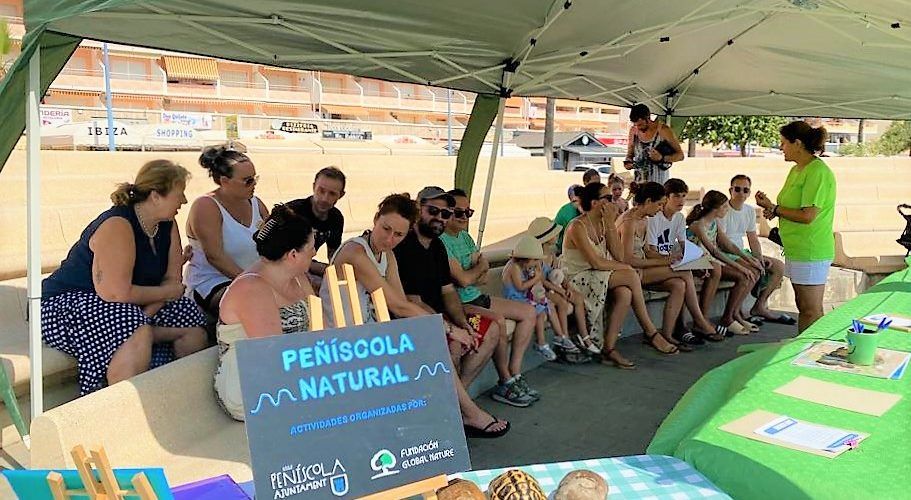 Peníscola programa activitats de divulgació i conscienciació mediambiental al costat de la platja