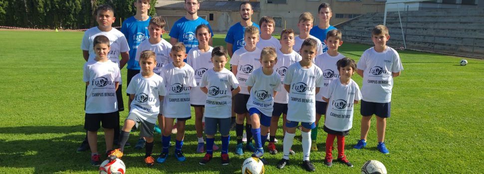 Xiquets i xiquetes de Benassal gaudeixen del Campus de Futbol 2022