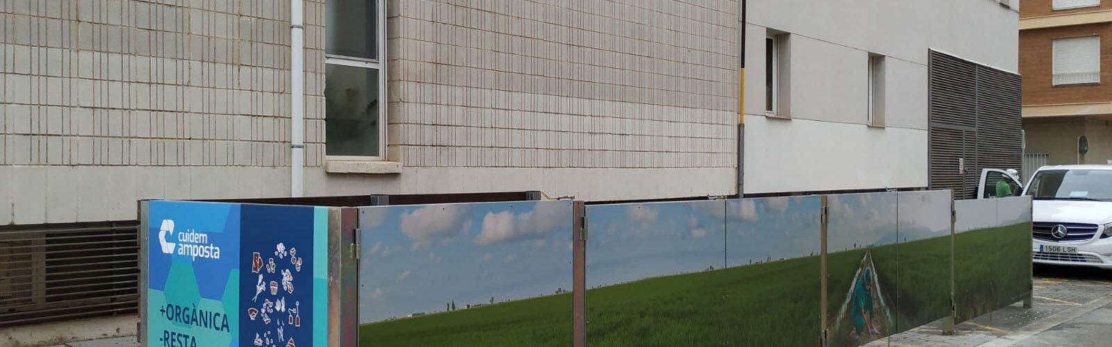 Amposta “dissimula” nous contenidors de brossa amb un artístic mural