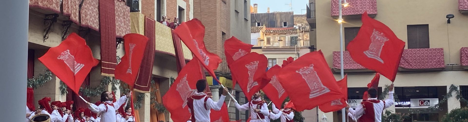 La presidenta de la Diputació visita a la Festa del Renaixement de Tortosa i inaugura la pista coberta a Sant Jaume