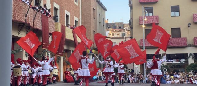 La presidenta de la Diputació visita a la Festa del Renaixement de Tortosa i inaugura la pista coberta a Sant Jaume