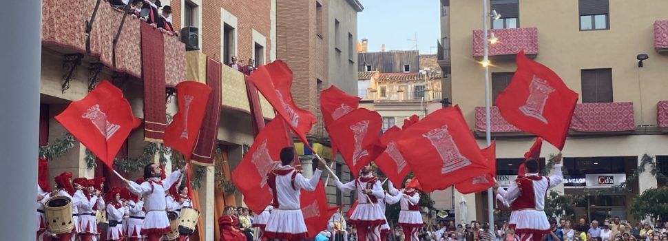 La presidenta de la Diputació visita a la Festa del Renaixement de Tortosa i inaugura la pista coberta a Sant Jaume