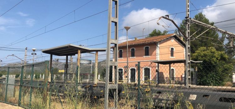 Compromís reclama la reobertura de les estacions de la Ribera de Cabanes i Santa Magdalena una vegada finalitze el Corredor Mediterrani