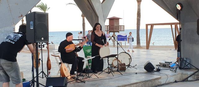 Vídeo i fotos: música medieval al passeig de Vinaròs