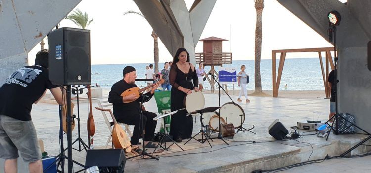 Vídeo i fotos: música medieval al passeig de Vinaròs