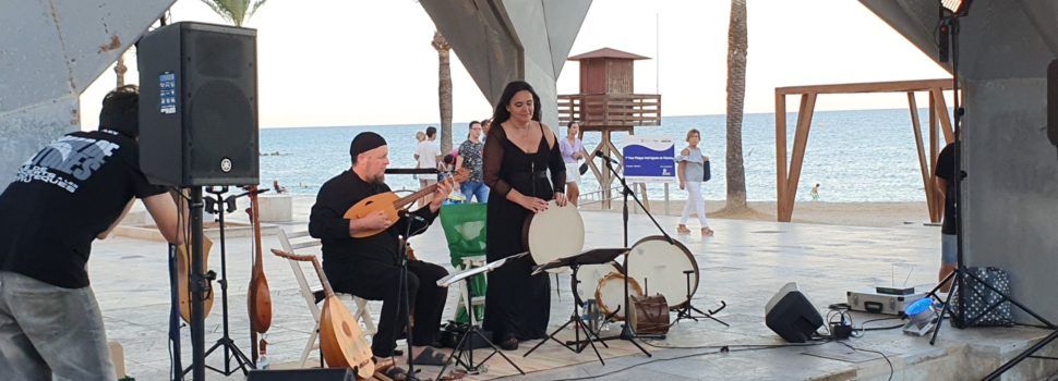 Vídeo i fotos: música medieval al passeig de Vinaròs