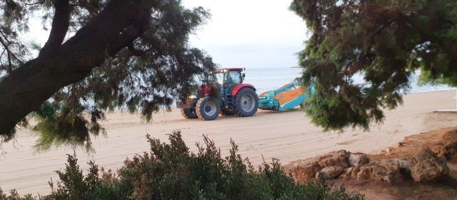 Fotos: neteja matinera de les platges de Vinaròs