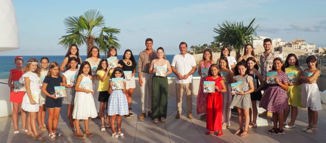 Peníscola realitza el lliurament oficial del seu Programa de Festes Patronals 2022 a la que serà la seua Cort d’Honor