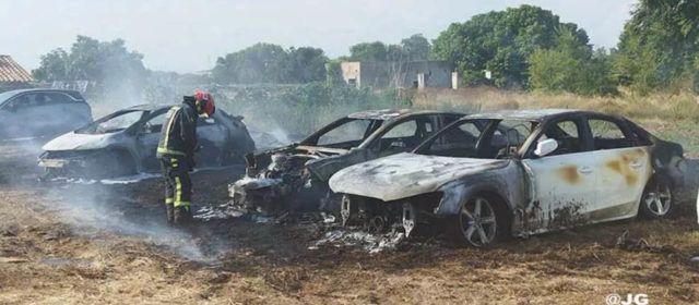 Un incendio en Peñíscola calcina tres coches y daña otros dos