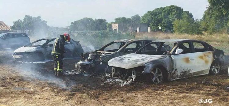 Un incendio en Peñíscola calcina tres coches y daña otros dos