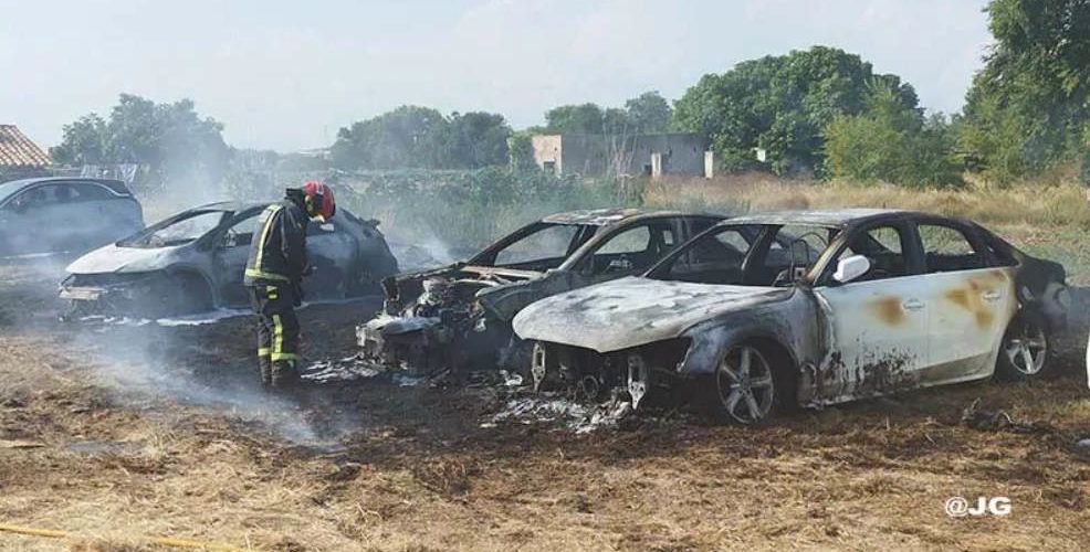Un incendio en Peñíscola calcina tres coches y daña otros dos