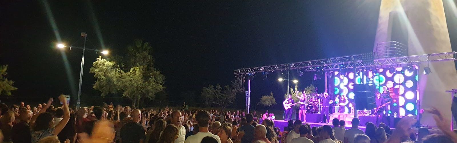 Éxito de las verbenas populares de los viernes en Peñíscola