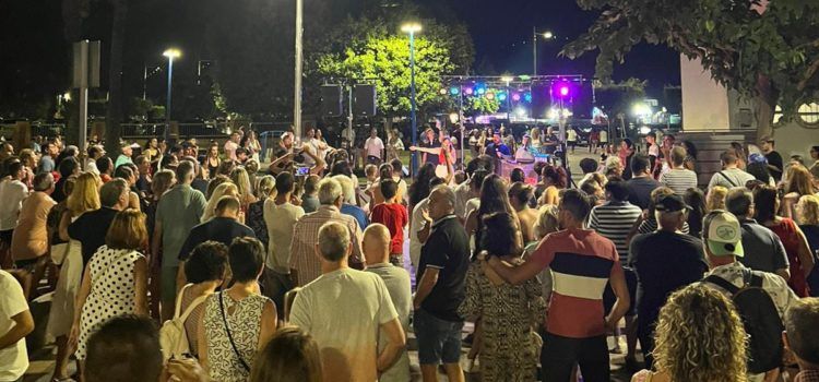 Peñíscola completa su ciclo estival de verbenas populares de los viernes