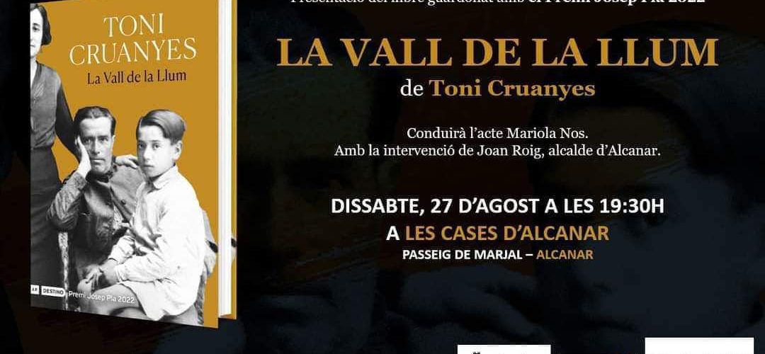 El presentador del Telenotícies Toni Cruanyes presenta a les Cases ‘La vall de la llum’, Premi Josep Pla 2022