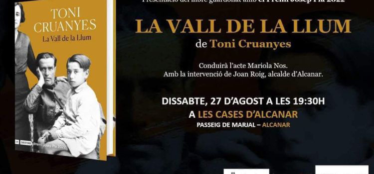 El presentador del Telenotícies Toni Cruanyes presenta a les Cases ‘La vall de la llum’, Premi Josep Pla 2022
