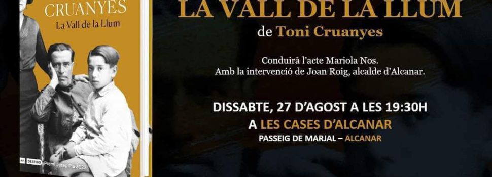 El presentador del Telenotícies Toni Cruanyes presenta a les Cases ‘La vall de la llum’, Premi Josep Pla 2022
