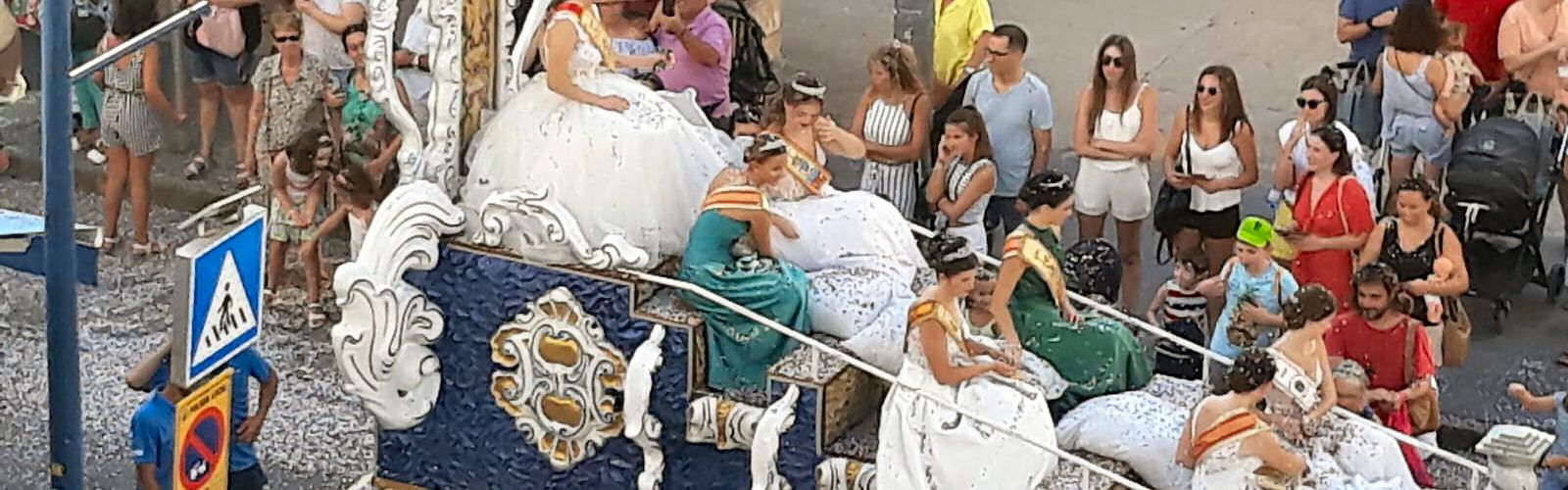 Vídeo i fotos: Desfilada de carrosses a Benicarló