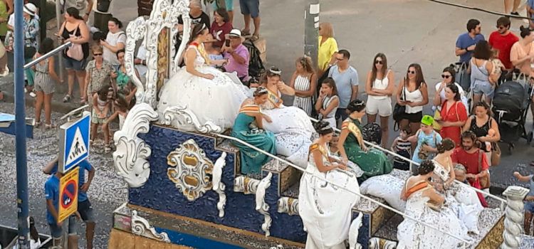 Vídeo i fotos: Desfilada de carrosses a Benicarló